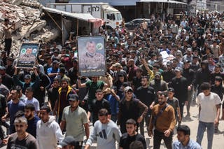 عزاداران پرتره های عزالدین الحداد، فرمانده کشته شده گردان های قسام - شاخه مسلح جنبش فلسطینی حماس، را حمل می کنند.
